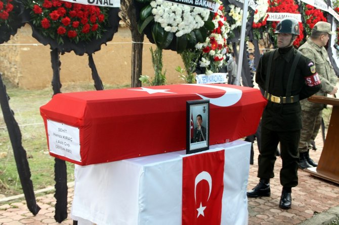 Cezaevi aracının devrilmesi sonucu şehit olan astsubay toprağa verildi