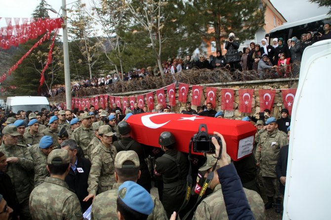 Cezaevi aracının devrilmesi sonucu şehit olan astsubay toprağa verildi