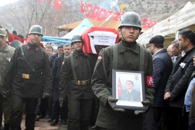 Cezaevi aracının devrilmesi sonucu şehit olan astsubay toprağa verildi