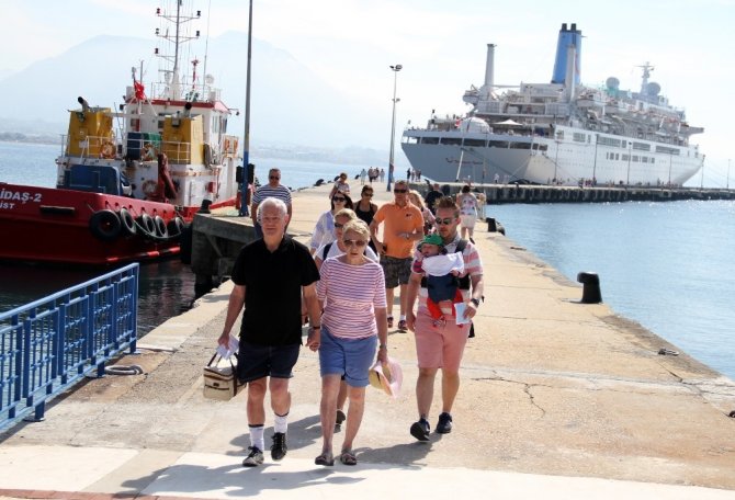 Antalya’ya kruvaziyer gemisiyle bin 254 İngiliz turist geldi
