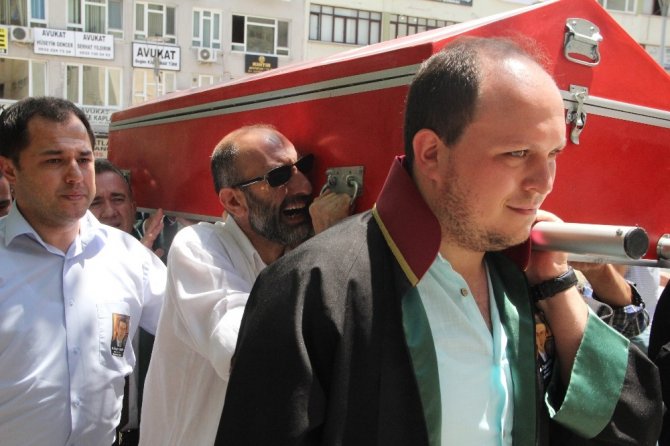 Avukat Özgür Aksoy’a adliye önünde tören