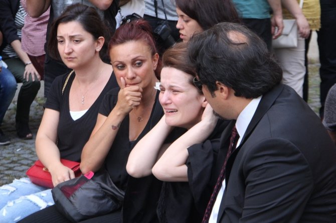 Avukat Özgür Aksoy’a adliye önünde tören
