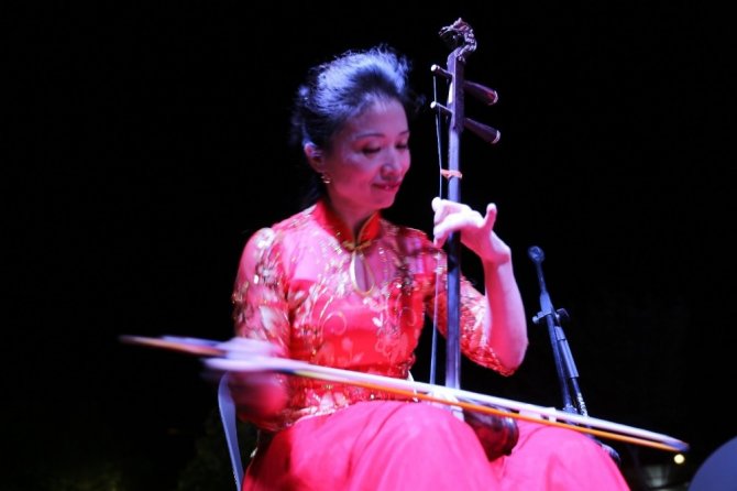 Çinli sanatçılardan Uçhisar kasabasında halk konseri