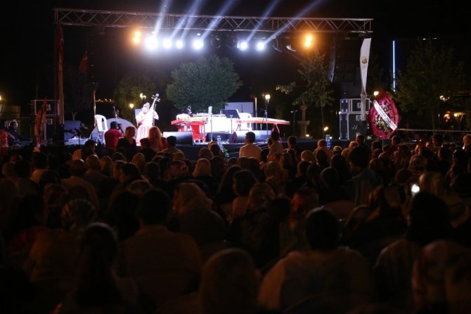 Çinli sanatçılardan Uçhisar kasabasında halk konseri