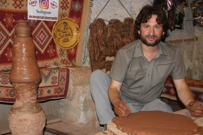 Turistler Kapadokya’ya el ve ayak izlerini bırakıyor