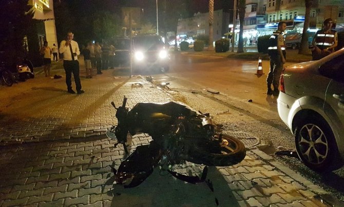 Yaya geçidinden geçerken otomobilin çarptığı Rus çifti ölüm ayırdı