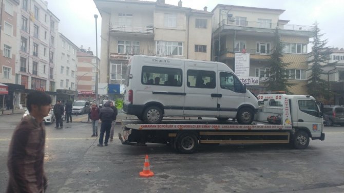 Karaman’da okul servisi ile kamyonet çarpıştı