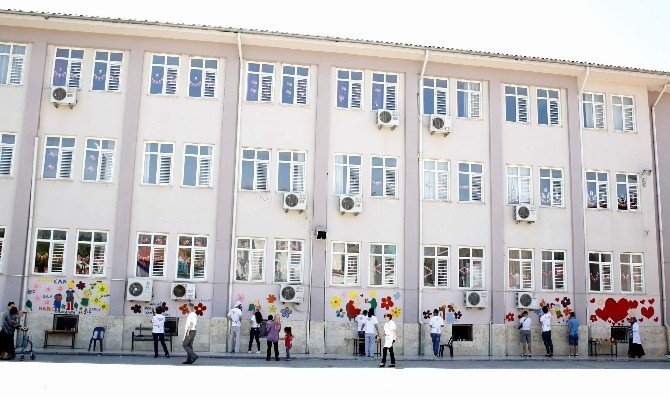 Anneler Günü’nde Okul Duvarı Tabloya Döndü