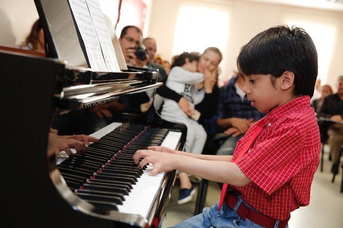 Minik Piyanistlerden Eğlenceli Konser