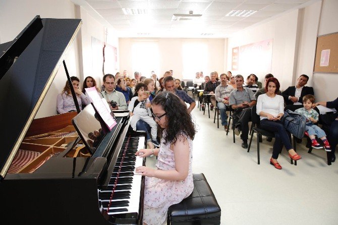 Minik Piyanistlerden Eğlenceli Konser