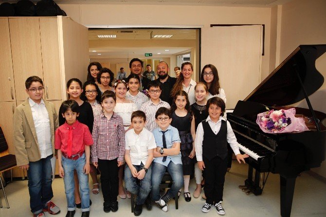 Minik Piyanistlerden Eğlenceli Konser