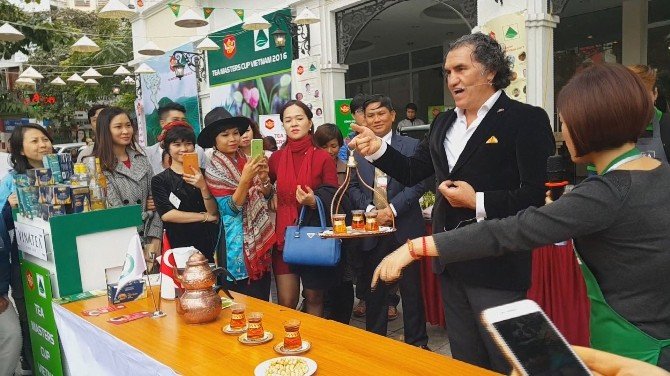 Vietnam’da çay tepsisi salladı