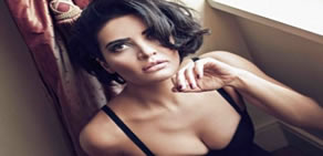 Göksel'in dekoltesi de Twitter'ı salladı