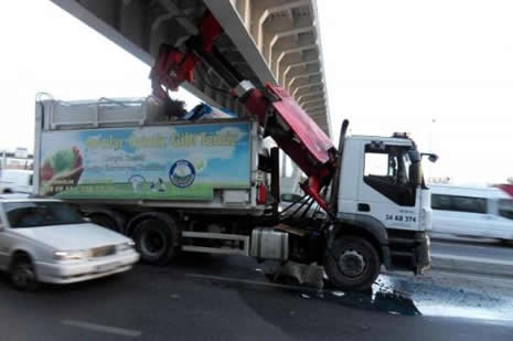Avcılar'da çöp kamyonu üst geçide takıldı galerisi resim 1
