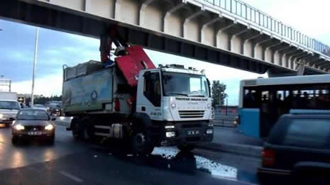 Avcılar'da çöp kamyonu üst geçide takıldı galerisi resim 6