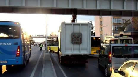 Avcılar'da çöp kamyonu üst geçide takıldı galerisi resim 9