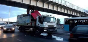 Avcılar'da çöp kamyonu üst geçide takıldı