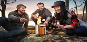 Odun ateşinde cep telefonu şarjı