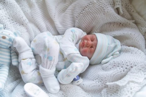 Bebeklerden tek farkları canlı olmamaları galerisi resim 1