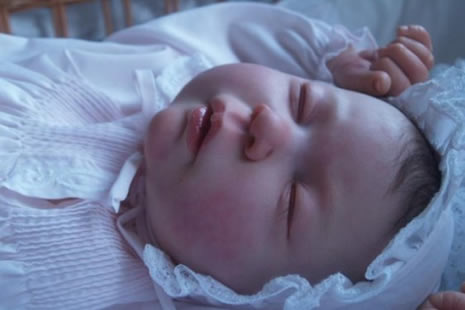 Bebeklerden tek farkları canlı olmamaları galerisi resim 22