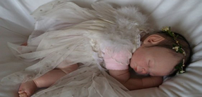 Bebeklerden tek farkları canlı olmamaları