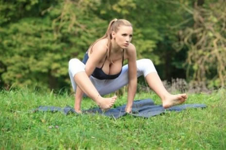 Jordan Carver'den parkta yoga hareketleri galerisi resim 2