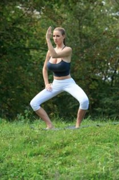 Jordan Carver'den parkta yoga hareketleri galerisi resim 5