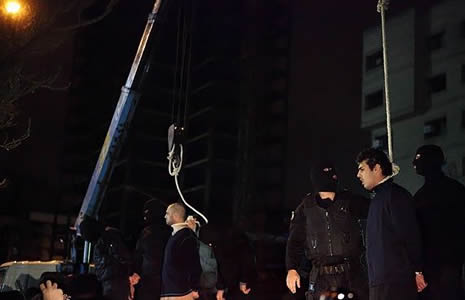 Herkesin gözü önünde astılar galerisi resim 4