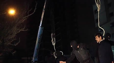 Herkesin gözü önünde astılar galerisi resim 7