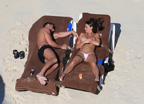 Katie Price balayında üstsüz yakalandı galerisi resim 11