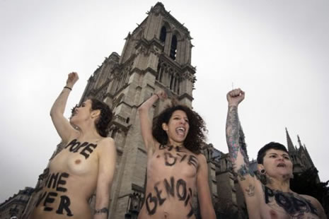 Femen Papa´nın istifasını kutladı galerisi resim 1