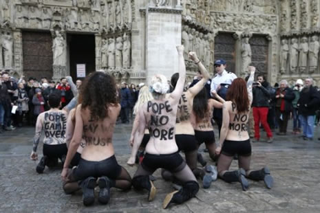 Femen Papa´nın istifasını kutladı galerisi resim 12
