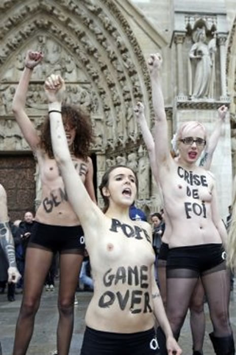 Femen Papa´nın istifasını kutladı galerisi resim 2