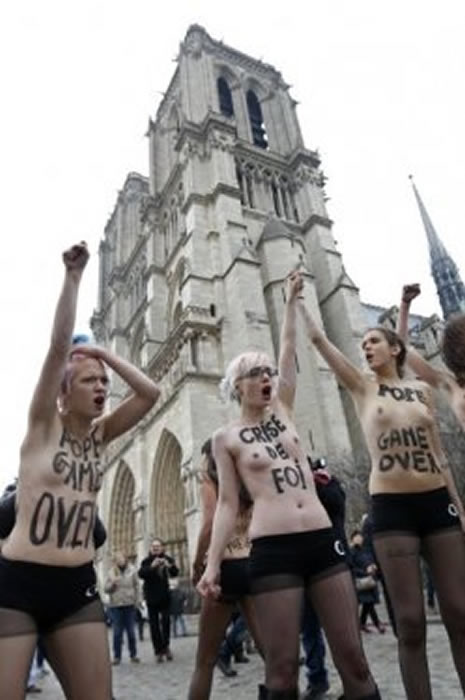 Femen Papa´nın istifasını kutladı galerisi resim 3