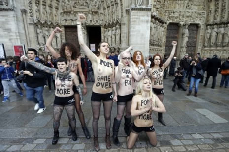 Femen Papa´nın istifasını kutladı galerisi resim 4