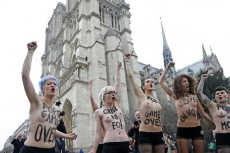 Femen Papa´nın istifasını kutladı galerisi resim 5