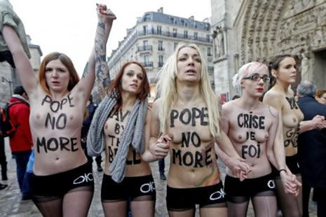Femen Papa´nın istifasını kutladı galerisi resim 6