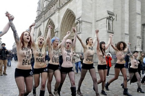 Femen Papa´nın istifasını kutladı galerisi resim 7