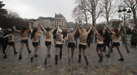 Femen Papa´nın istifasını kutladı galerisi resim 8