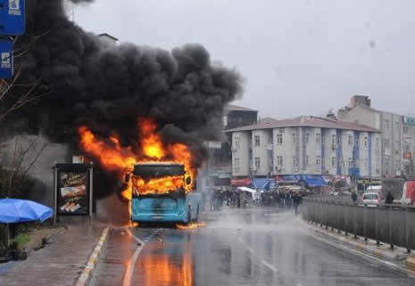 İstanbul'da otobüse molotoflu saldırı galerisi resim 1