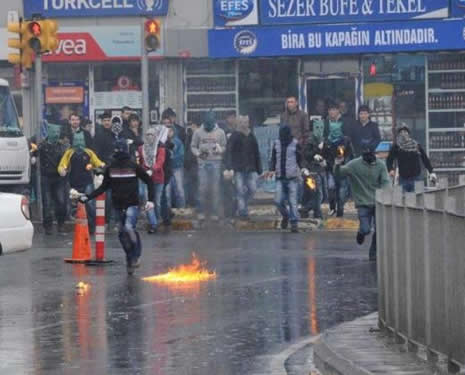İstanbul'da otobüse molotoflu saldırı galerisi resim 6