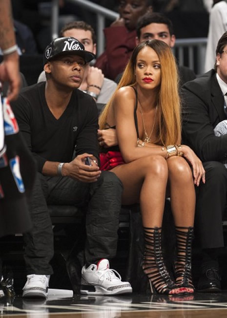 Mini şortla maç izledi galerisi resim 1