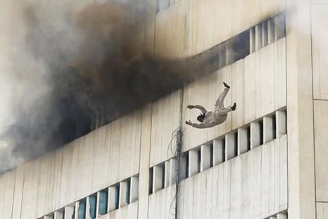 Yanan binadan böyle atladılar galerisi resim 1