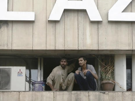 Yanan binadan böyle atladılar galerisi resim 10