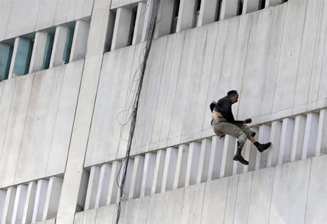 Yanan binadan böyle atladılar galerisi resim 3