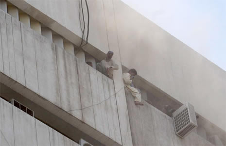 Yanan binadan böyle atladılar galerisi resim 4