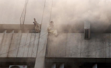 Yanan binadan böyle atladılar galerisi resim 5