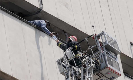 Yanan binadan böyle atladılar galerisi resim 8
