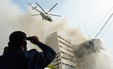 Yanan binadan böyle atladılar galerisi resim 9