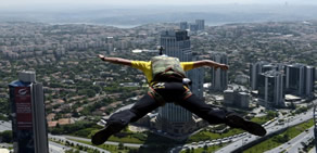 62 paraşütçü Sapphire'den atladı